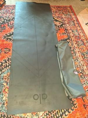 ALO BLACK YOGA MAT WITH LIFORME CARRY CASE - 2