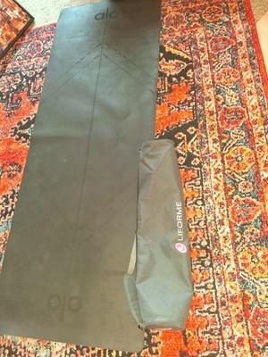 ALO BLACK YOGA MAT WITH LIFORME CARRY CASE