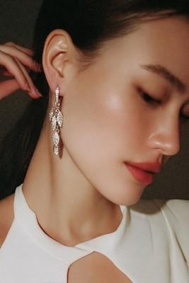 $110 Nadri Silver Tone crystal leave drop earrings 285
