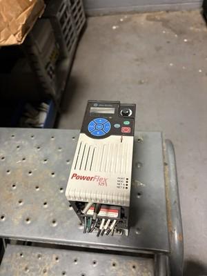 Allen-Bradley 25B-D2P3N114 Ser A Powerflex 525 AC Drive 1HP USED