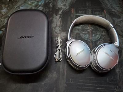 BOSE QuietComfort 35 Wireless Headphones II Silver Noise Canceling W/Case