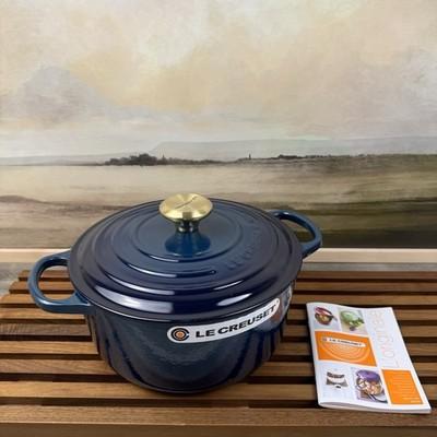 Le Creuset Enameled Cast Iron Signature Round Dutch Oven 4 1/2 qt. Agave *Read