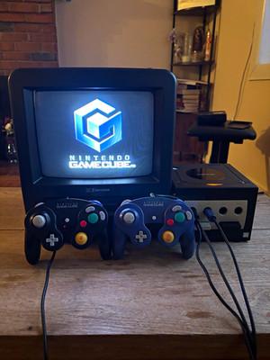 Nintendo GameCube DOL-001(USA) Console Bundle, 2 OEM Controllers, 2 Memory Cards