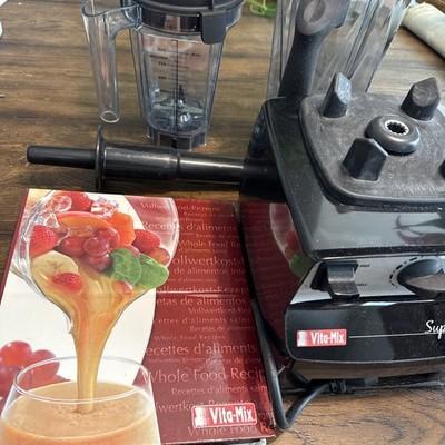 Vitamix Super 5200 Variable 10 Speed Blender W/ 2 Pitchers & Book VM0103 Black