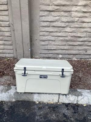 YETI 65 qt Hard-Sided Ice Chest Cooler Beige Plastic w/ Drain & Basket